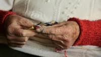 seniorka hands-2066551 1280